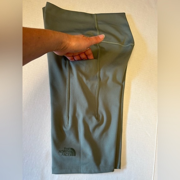 The North Face Motivation high rise fitted short with logo on left thigh Sz-S O8 - Picture 7 of 12